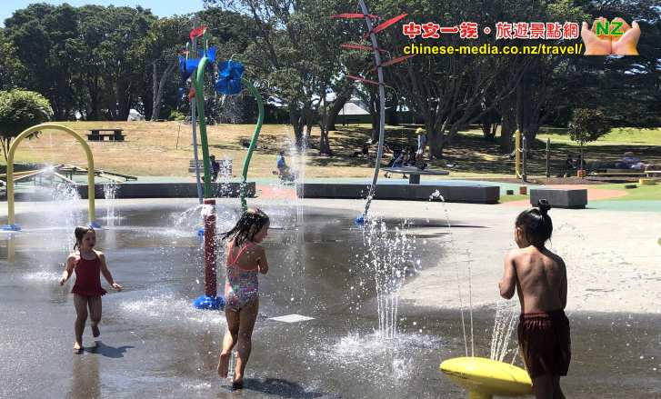 Potters Park 波特公園 孩子在漫步 Boy Walking  Dominion Road Splash Pads 防濺板