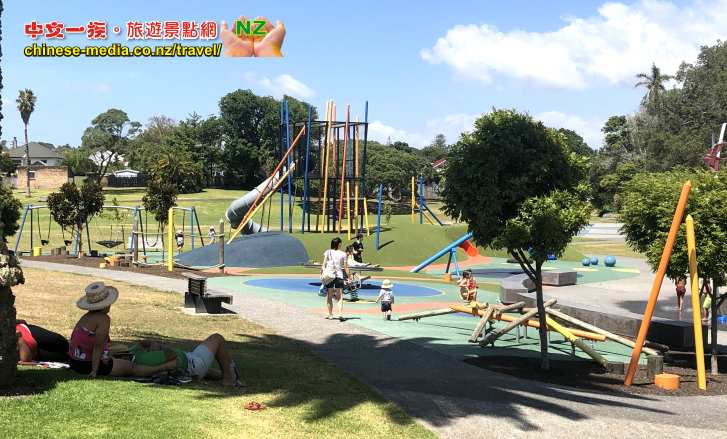 Potters Park 波特公園 孩子在漫步 Boy Walking  Dominion Road Splash Pads 防濺板