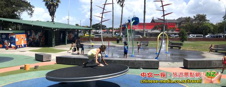 Potters Park 波特公園 孩子在漫步 Boy Walking  Dominion Road Splash Pads 防濺板